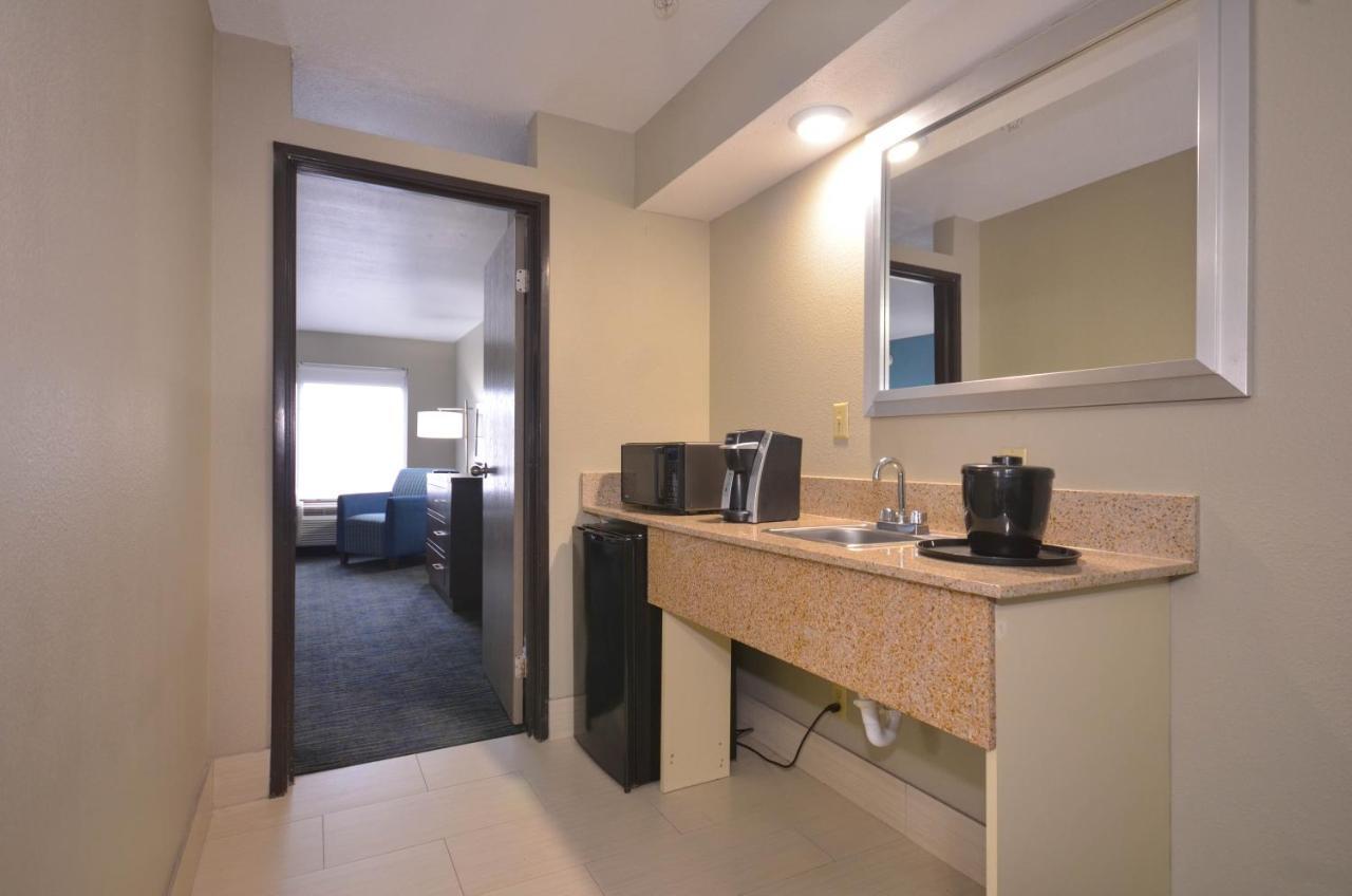Holiday Inn Express & Suites Fayetteville University Of Arkansas Area By Ihg Dış mekan fotoğraf