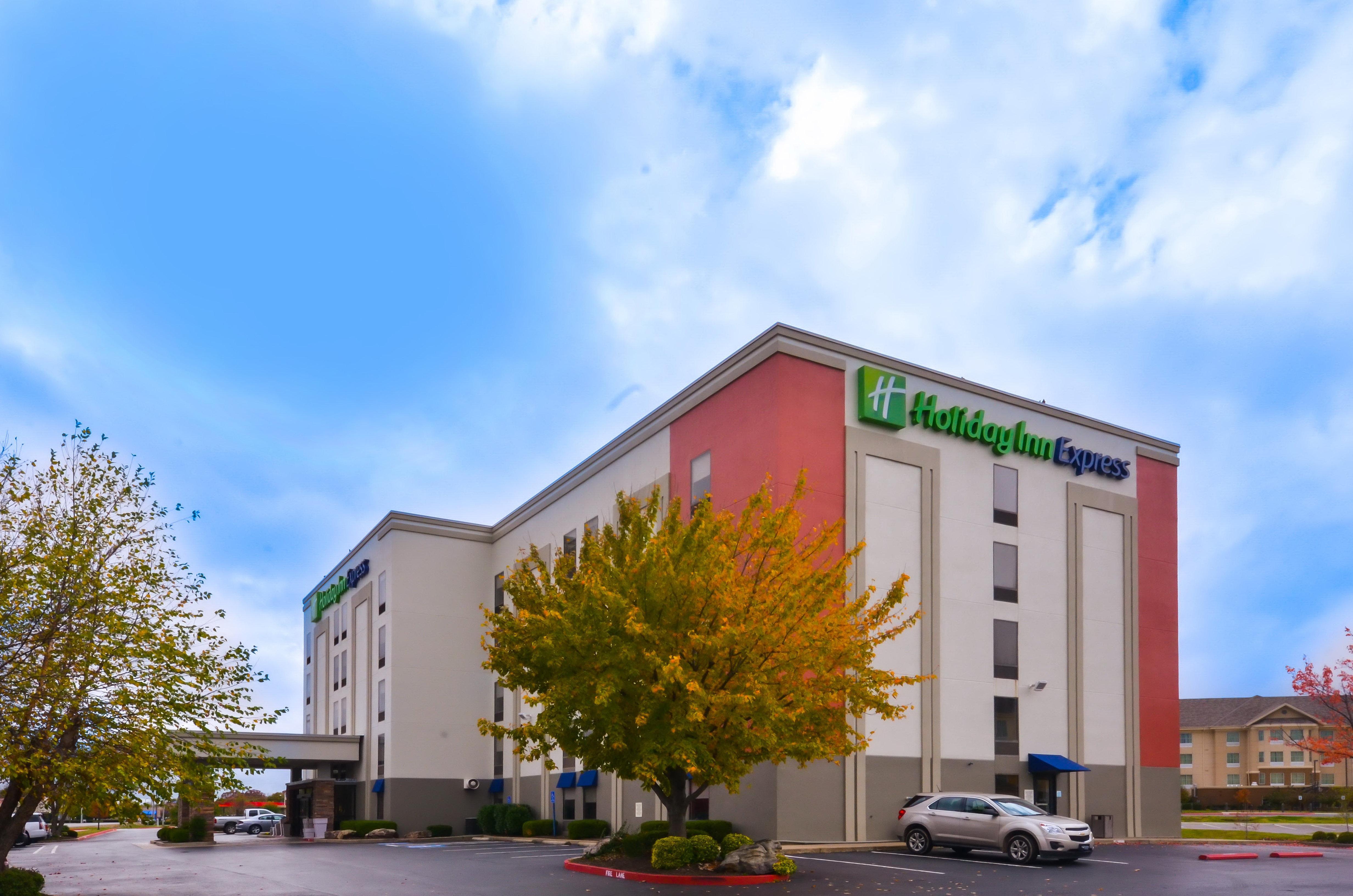 Holiday Inn Express & Suites Fayetteville University Of Arkansas Area By Ihg Dış mekan fotoğraf
